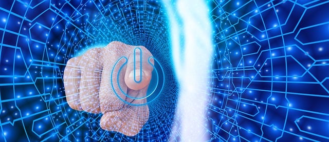 im Bild zeigt ein Finger auf den Betrachter, und drückt auf einen "Aus"-Knopf